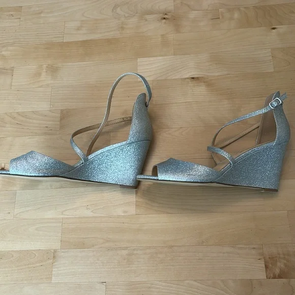 Badgley Mischka Wedge Sandal/Heel size 8 silver - Picture 4 of 5
